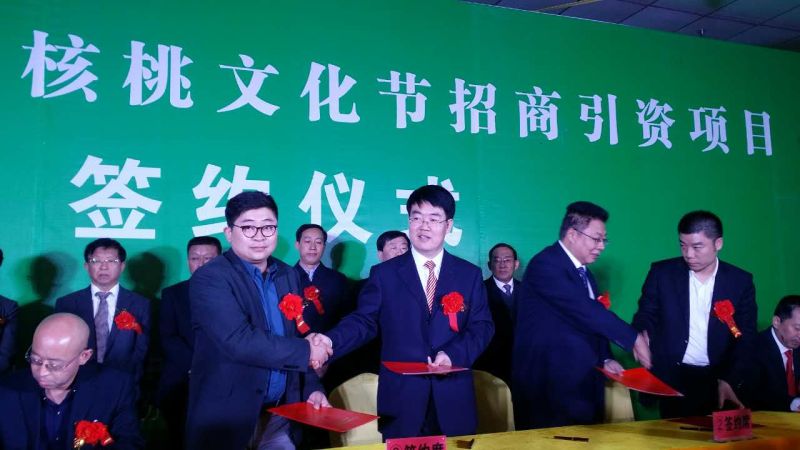 仟億達(dá)層與汾陽市政府代表市秘書長魏向華簽約現(xiàn)場(chǎng) 仟億達(dá)層與汾陽市政府代表市秘書長魏向華簽約現(xiàn)場(chǎng)