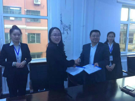 仟億達(dá)王總與包頭市卉祥源公司負(fù)責(zé)人簽約 仟億達(dá)王總與包頭市卉祥源公司負(fù)責(zé)人簽約