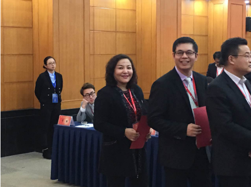 仟億達(dá)董事長(zhǎng)鄭兩斌(右二)在選舉投票現(xiàn)場(chǎng) 仟億達(dá)董事長(zhǎng)鄭兩斌(右二)在選舉投票現(xiàn)場(chǎng)