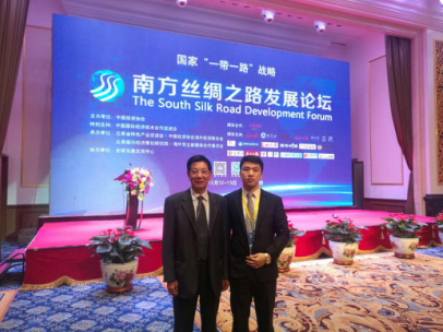 仟億達(dá)孫總（右）與國(guó)務(wù)院殊津貼專(zhuān)、區(qū)域經(jīng)濟(jì)與產(chǎn)業(yè)發(fā)展研究中心主任茶洪旺合影